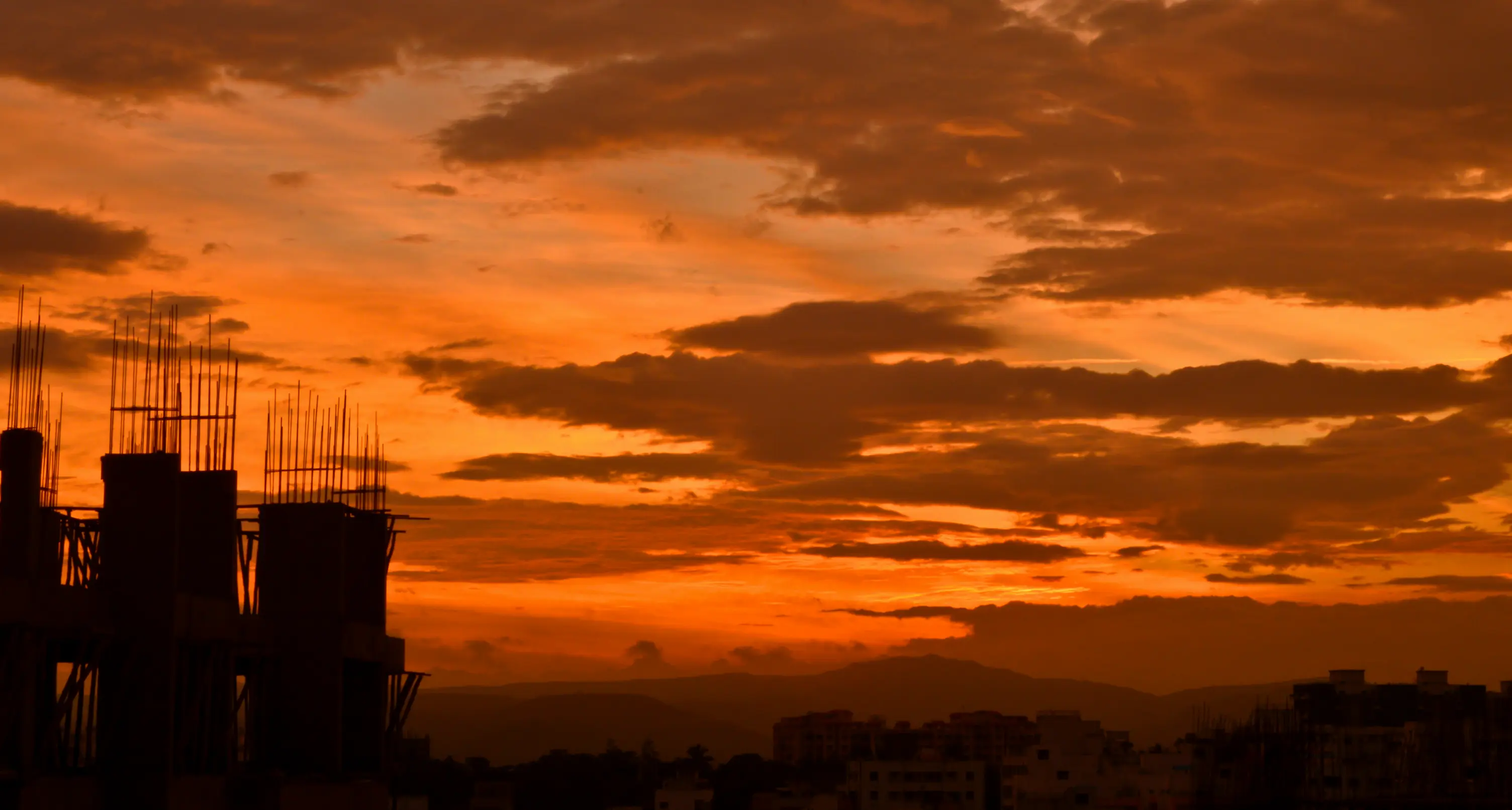 Gün batımında inşaat silüeti.